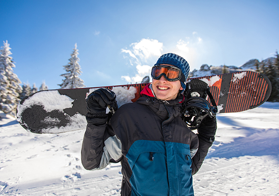 Snowboardos élvezi a napot